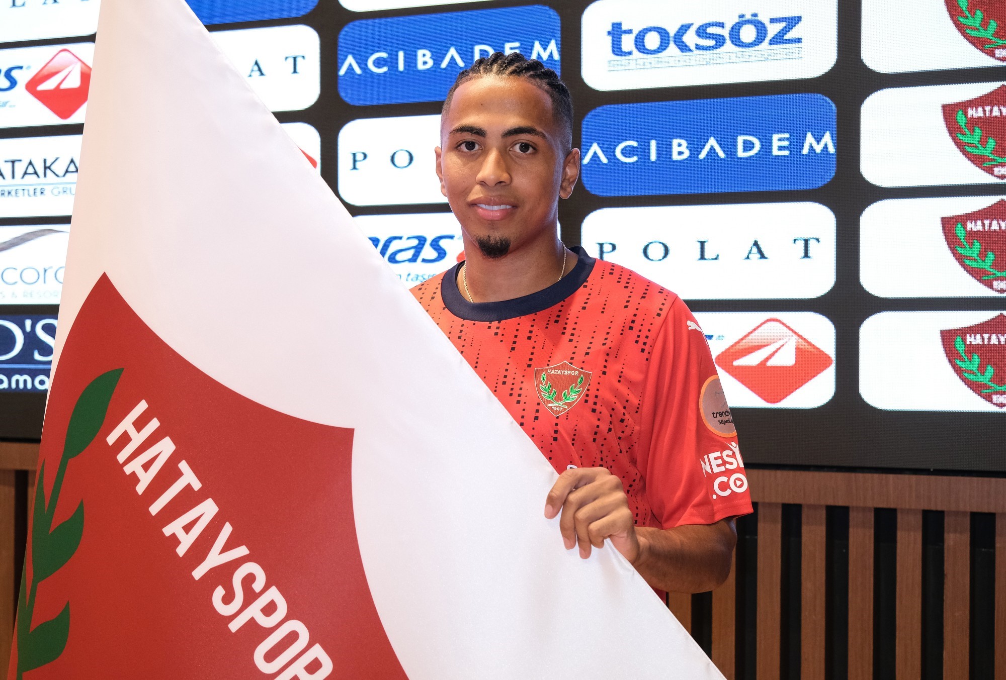 Trendyol Süper Lig ekiplerinden Hatayspor, orta saha ve forvet oyuncusu Rigoberto Rivas’ı kadrosuna kattı.
