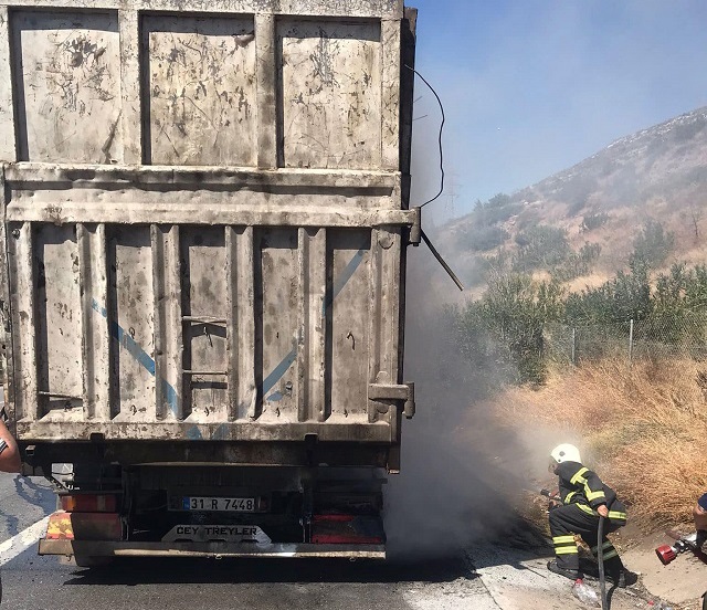  İskenderun’da seyir halindeki hurda yüklü tırda çıkan yangın itfaiye ekiplerince söndürüldü.