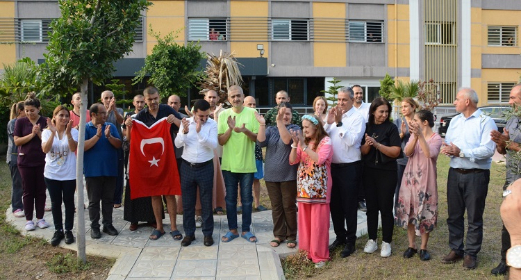 Belen Belediye Başkanı İbrahim Gül ile birlikte ilçede faaliyet gösteren Beyaz Melek Bakım Merkezi’ndeki bakıma muhtaç, dezavantajlı ve psiko-sosyal destek alan vatandaşları ziyaret etti