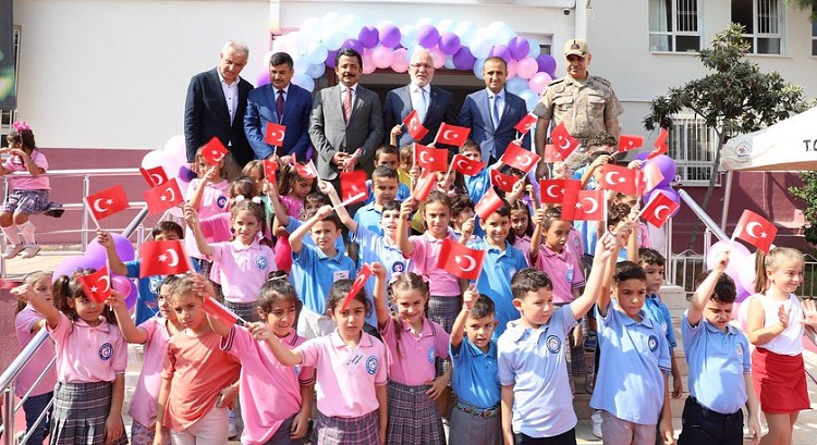 Depremin vurduğu ilçelerden İskenderun’da, 3 aylık yaz tatilinin ardından ilk ders zili törenle çaldı.