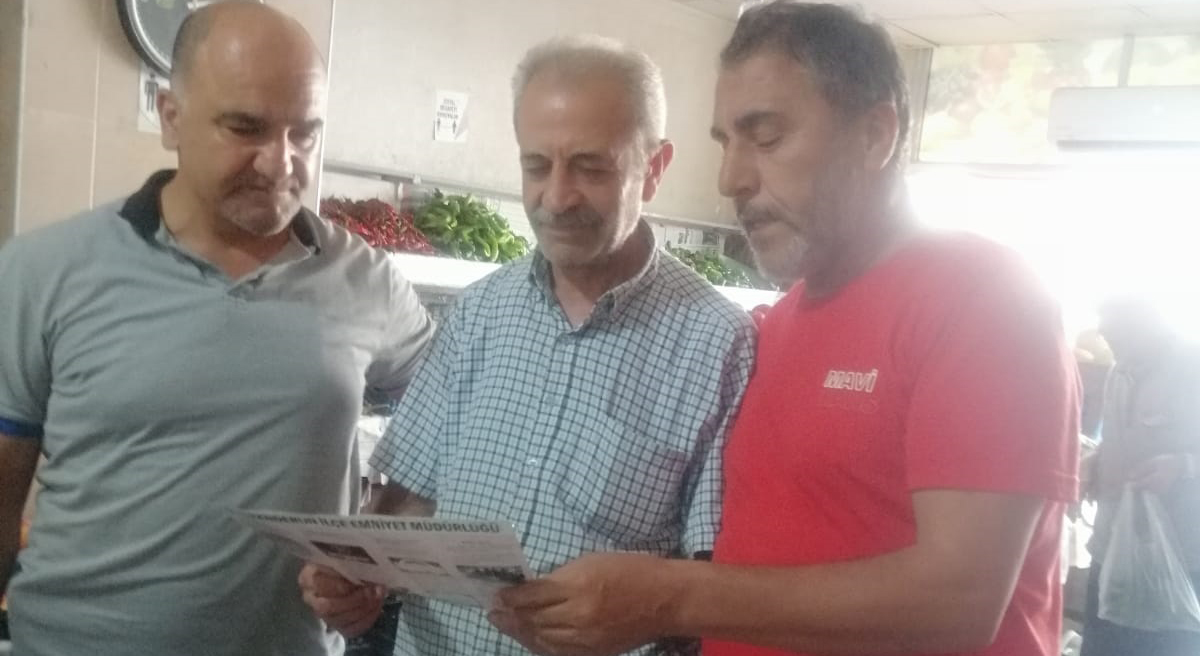 İskenderun Emniyet Müdürlüğü’ne bağlı polis ekipleri esnaf ziyaretleriyle vatandaşları bilgilendiriyor.