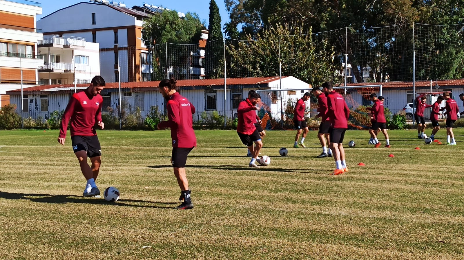 İskenderun Spor, Teknik Direktör Koray Palaz liderliğinde kendi tesislerinde yoğun tempoda çalışmalarını sürdürüyor. 