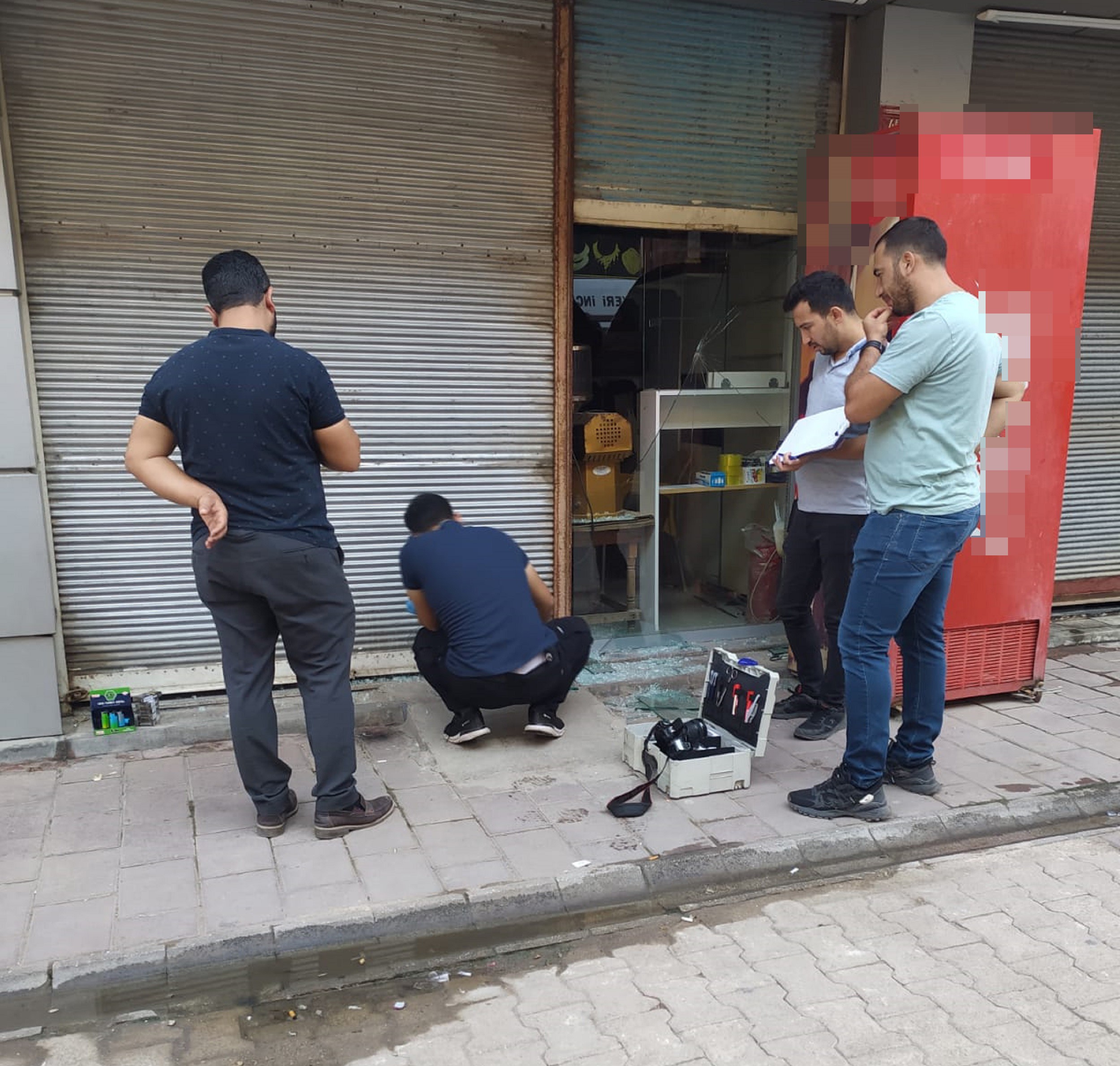 Hatay’ın Kırıkhan ilçesinde camını kırarak girdikleri kuruyemiş dükkanından çerez ve çeşitli ürünler çalan 5 hırsız, güvenlik kamerasına yakalandı.