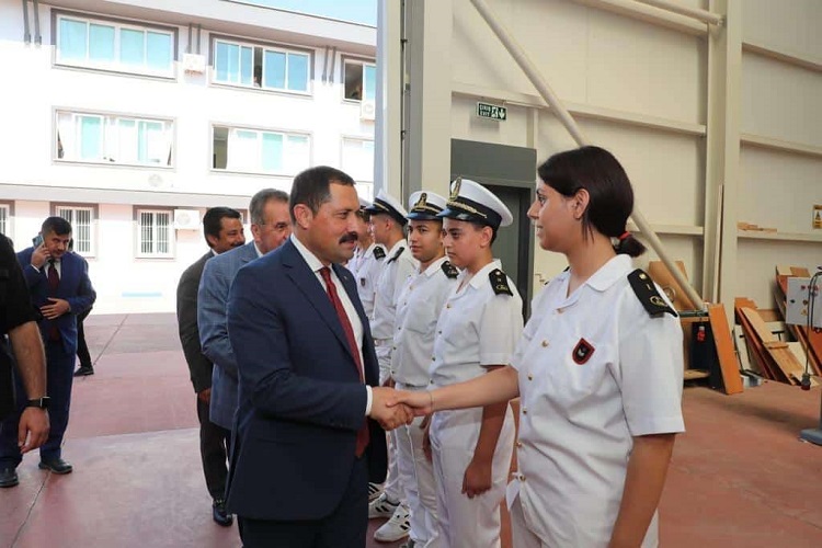 Hatay Valisi Mustafa Masatlı, donanımı ve vizyonuyla bölgenin tek okulu İskenderun Sefa Atakaş Mesleki ve Teknik Anadolu Lisesi’ni ziyaret etti.