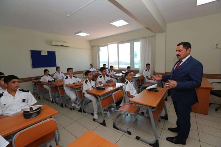 Hatay Valisi Mustafa Masatlı, donanımı ve vizyonuyla bölgenin tek okulu İskenderun Sefa Atakaş Mesleki ve Teknik Anadolu Lisesi’ni ziyaret etti.