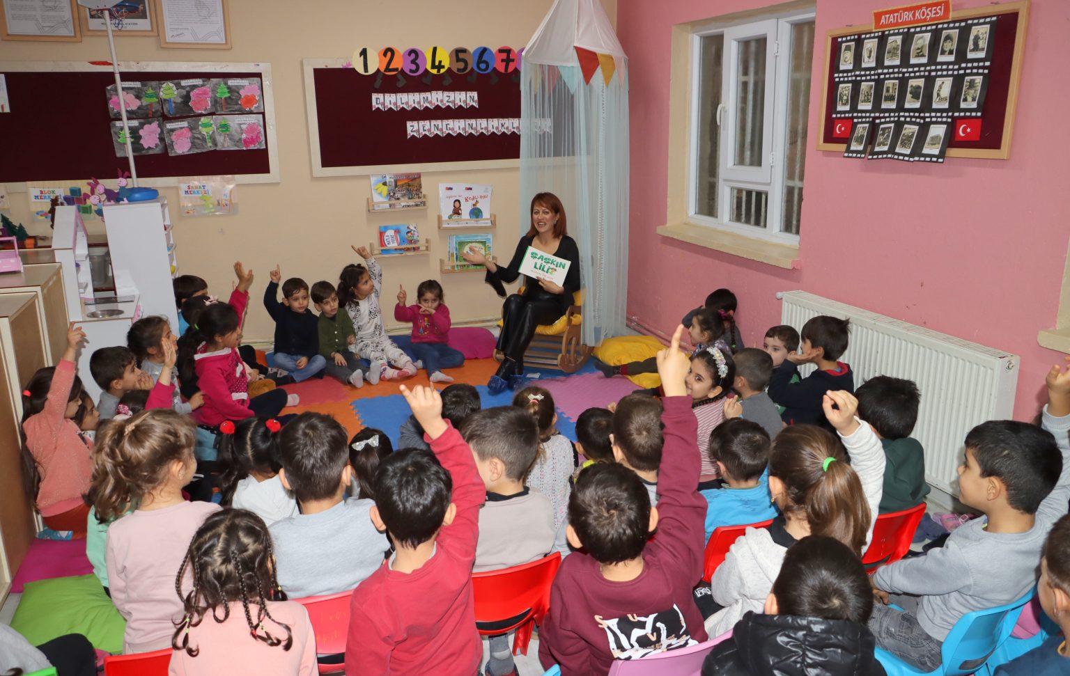 Altınözü ilçesindeki Altınkaya Anaokulu, Milli Eğitim Bakanlığı'nın "Dilimizin Zenginlikleri Projesi" kapsamında yazar Derya Arslan'ı ağırladı.