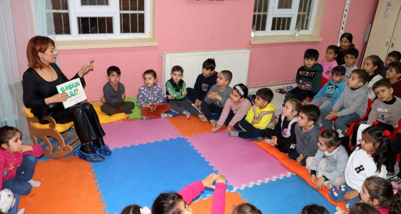 Altınözü ilçesindeki Altınkaya Anaokulu, Milli Eğitim Bakanlığı'nın "Dilimizin Zenginlikleri Projesi" kapsamında yazar Derya Arslan'ı ağırladı.