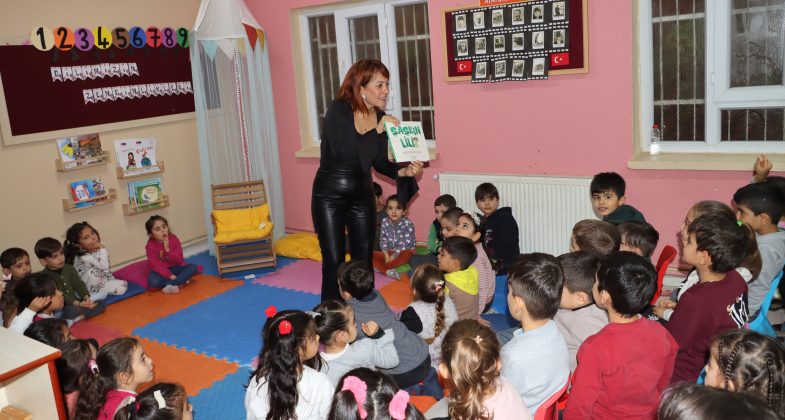 Altınözü ilçesindeki Altınkaya Anaokulu, Milli Eğitim Bakanlığı'nın "Dilimizin Zenginlikleri Projesi" kapsamında yazar Derya Arslan'ı ağırladı.