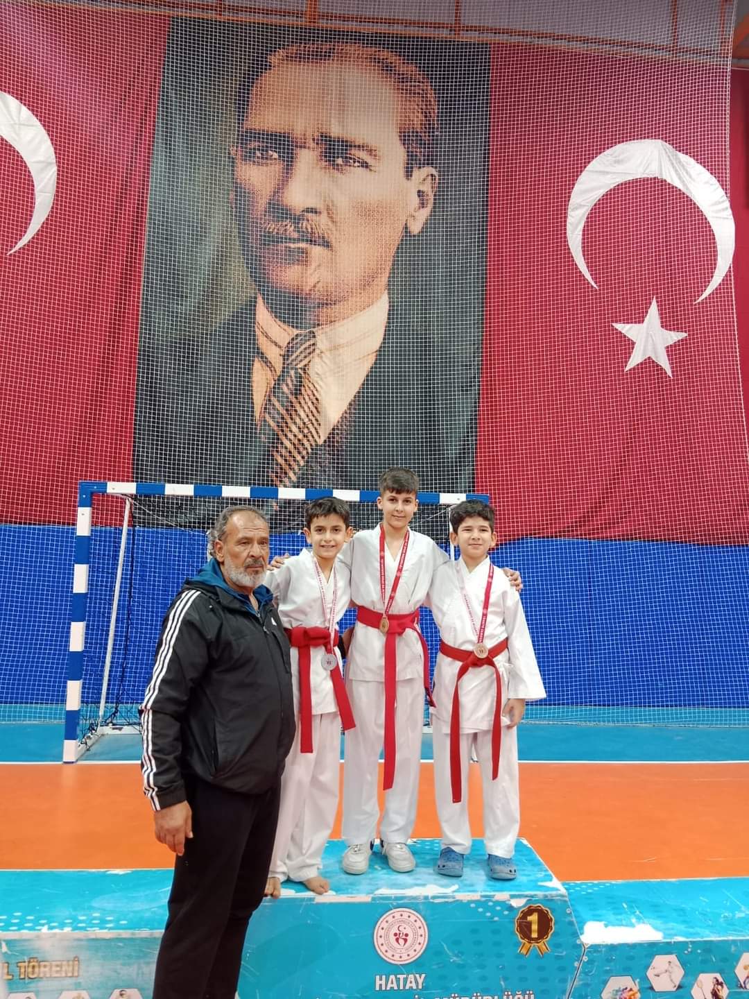 Antakya Belediye Başkanı İzzettin Yılmaz'ın kenti depremin etkilerinden kurtarma çalışmaları kapsamındaki asfalt atağı sürüyor.