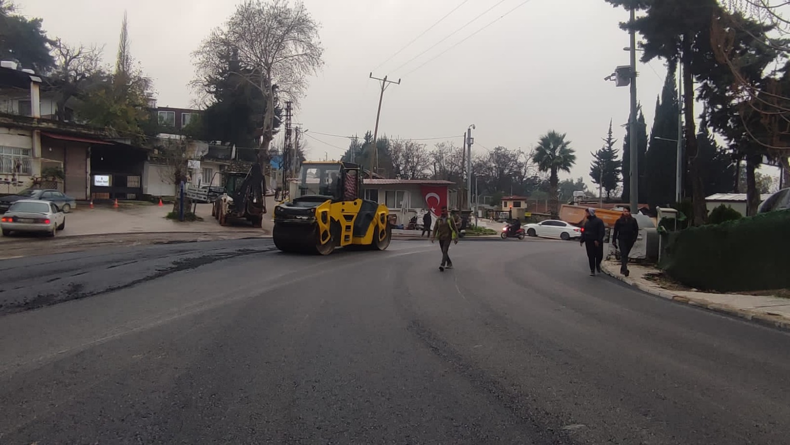 Antakya Belediye Başkanı İzzettin Yılmaz'ın kenti depremin etkilerinden kurtarma çalışmaları kapsamındaki asfalt atağı sürüyor.