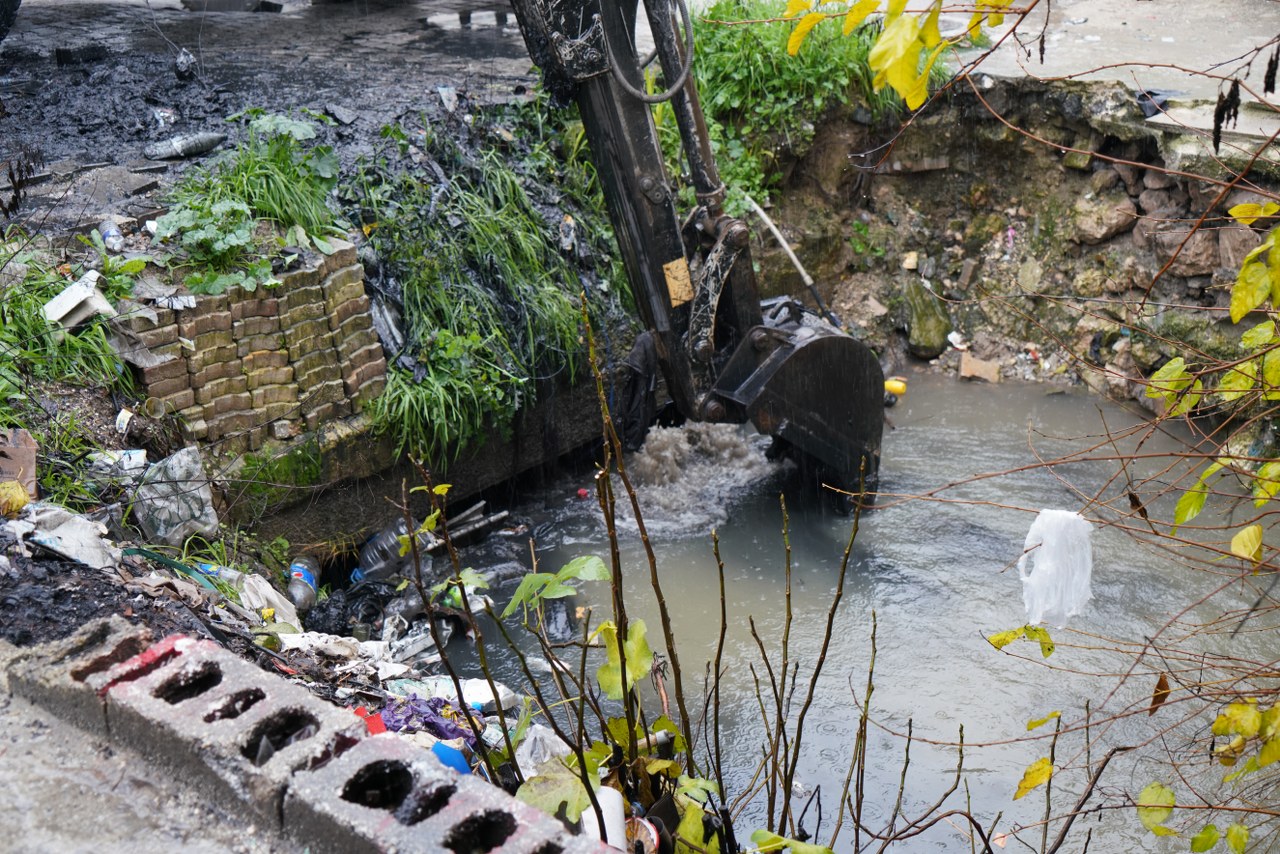 Antakya'da dün akşam etkili olan şiddetli yağışlar nedeniyle sel, taşkın ve çökmeler yaşandı.