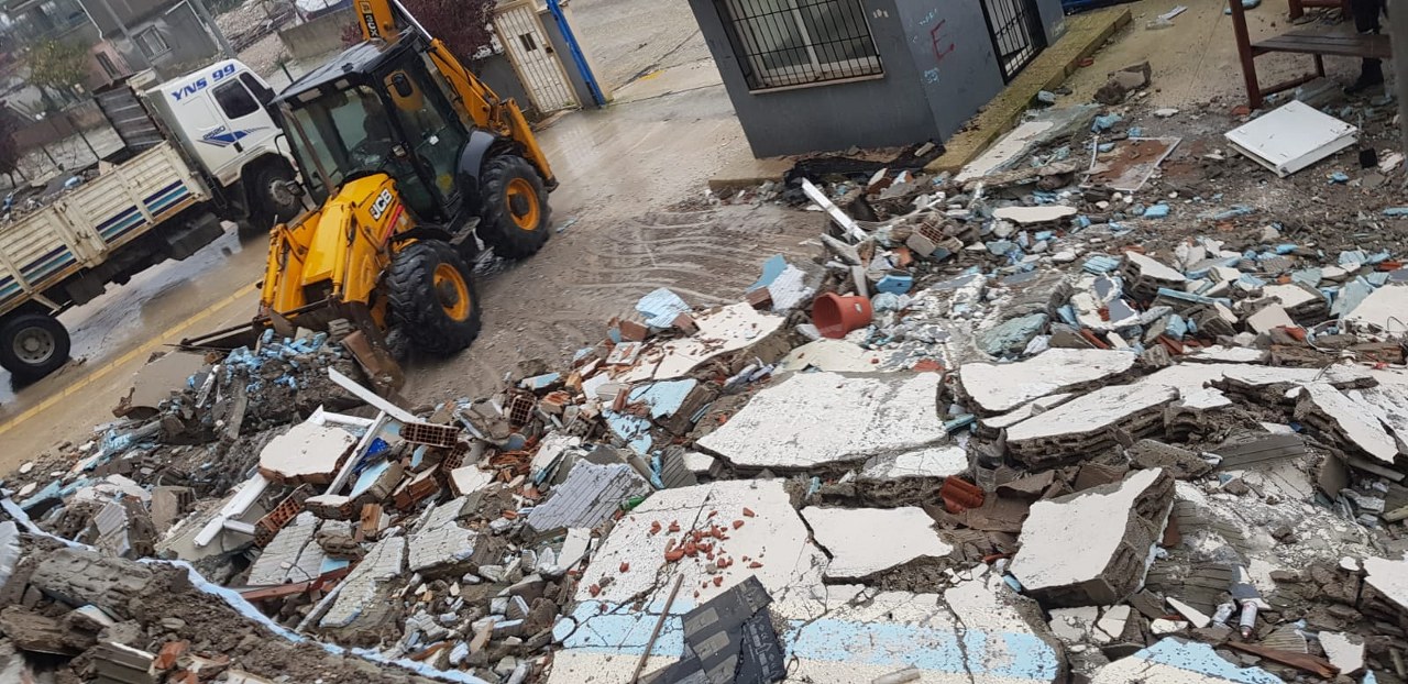 Antakya'da dün akşam etkili olan şiddetli yağışlar nedeniyle sel, taşkın ve çökmeler yaşandı.