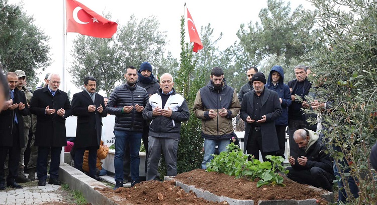 İskenderun'da, 2012 yılında Hakkari'nin Şemdinli ilçesinde teröristlerle çıkan çatışmada şehit olan Piyade Uzman Onbaşı Mehmet Suay'ın vefat eden babası Reşit Suay, oğlunun mezarının yanına defnedildi