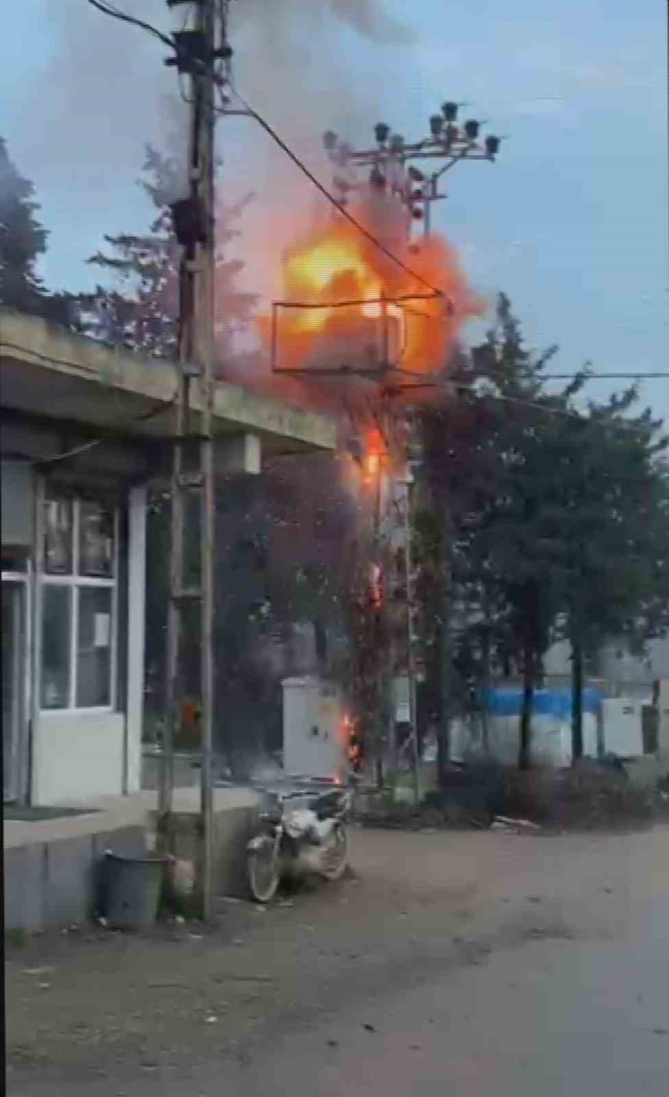 Hatay'ın Antakya ilçesinde bir elektrik trafosu patladı. Patlamada trafodan çevreye kıvılcım yayılırken, mahalle sakinleri panik yaşadı. Olay anı cep telefonu kamerasına yansıdı.