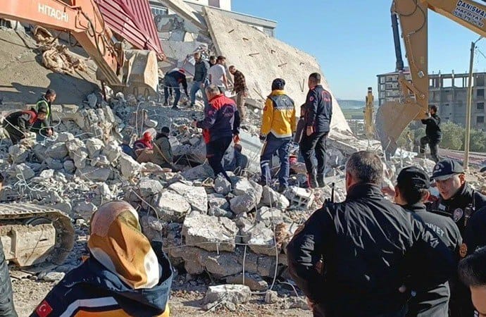 Hatay'ın Samandağ ilçesinde depremde ağır hasar gören binanın yıkımı sırasında kepçenin üzerine devrildi. Kepçe operatörü yaralandı.