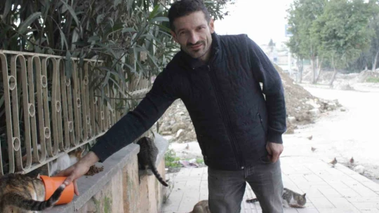Hatay'ın Antakya ilçesini vuran depremin ardından, şehir enkaza dönmüş ve sokak hayvanları açlık ve susuzlukla mücadele ediyordu