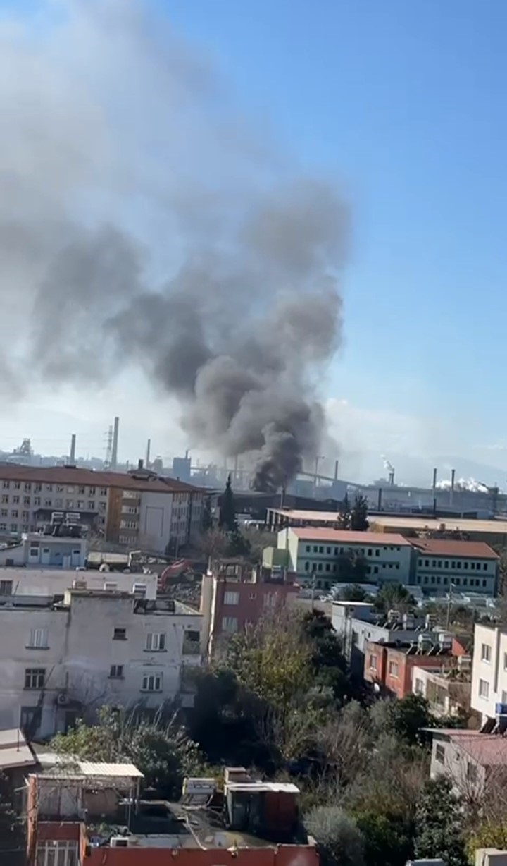 Hatay'ın Payas ilçesinde faaliyet gösteren bir demir çelik fabrikasında yangın çıktı. Yangın, fabrikanın soğutma bölümünde henüz belirlenemeyen nedenle başladı.