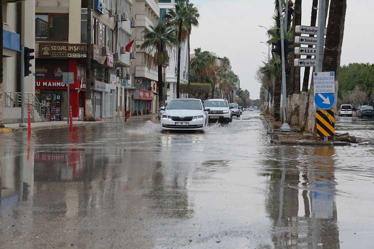 Hatay'ın İskenderun ilçesinde, sağanak nedeniyle istinat duvarı çöken ve risk teşkil eden 5 katlı 2 bina boşaltıldı. Binalarda ikamet eden vatandaşlar konteyner kentlere yerleştirildi.