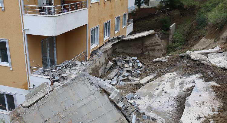 Hatay'ın İskenderun ilçesinde, sağanak nedeniyle istinat duvarı çöken ve risk teşkil eden 5 katlı 2 bina boşaltıldı. Binalarda ikamet eden vatandaşlar konteyner kentlere yerleştirildi.