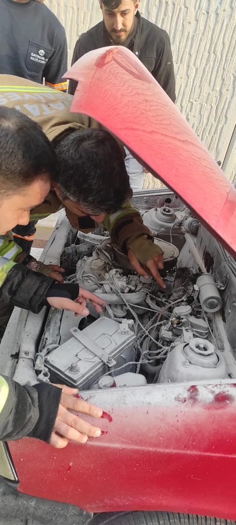 Hatay'ın İskenderun ilçesinde seyir halindeyken motor kısmı alev alan otomobilde yangın çıktı. Araç sahibinin hızlı müdahalesi sonucu yangın kısa sürede söndürüldü. 