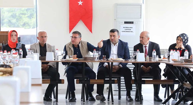 AK Parti İskenderun İlçe Başkanı Bülent Özer, ilçe kongreleri öncesi basınla bir araya gelerek, 3 Kasım'daki olağan kongreye davette bulundu. 