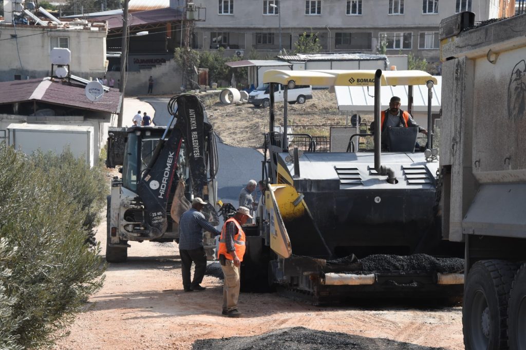 Antakya Belediye Başkanı İbrahim Naci Yapar, uzun yıllardır çözüm bekleyen Üzümdalı Mahallesi Kale mevkisindeki yol sorununu ele alarak beton asfalt çalışmasını başlattı. 