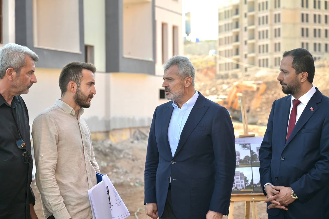 Hatay Büyükşehir Belediye Başkanı Mehmet Öntürk, Yayladağı ilçesindeki TOKİ deprem konutlarının inşaat çalışmalarını yerinde inceledi.