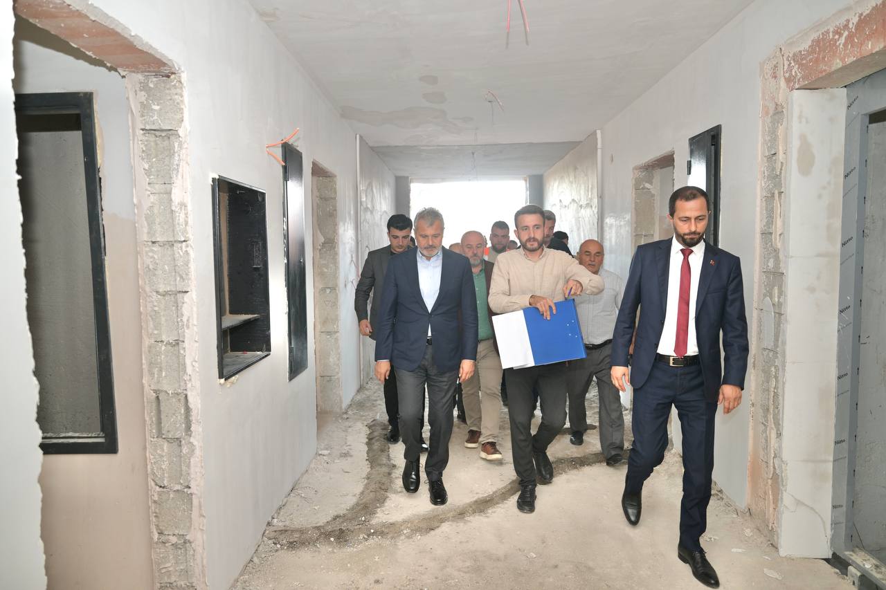 Hatay Büyükşehir Belediye Başkanı Mehmet Öntürk, Yayladağı ilçesindeki TOKİ deprem konutlarının inşaat çalışmalarını yerinde inceledi.