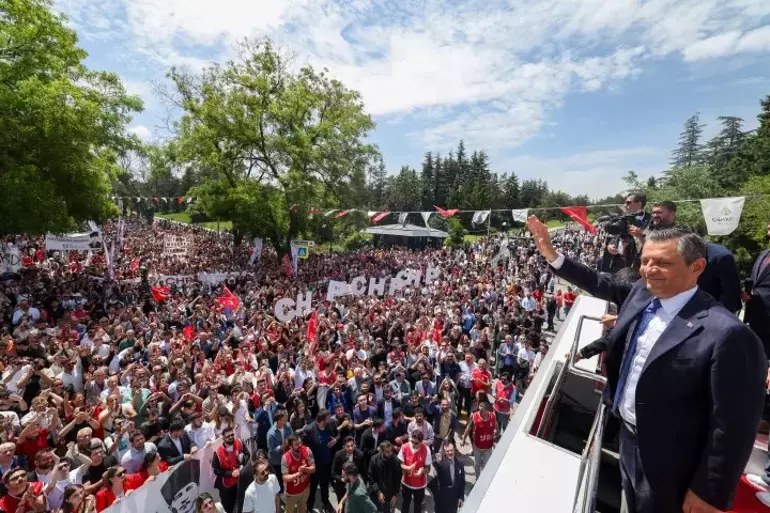 Cumhuriyet Halk Partisi (CHP), 29 Ekim Cumhuriyet Bayramı dolayısıyla Birinci Meclis önünden Anıtkabir’e yürüyüş düzenledi.