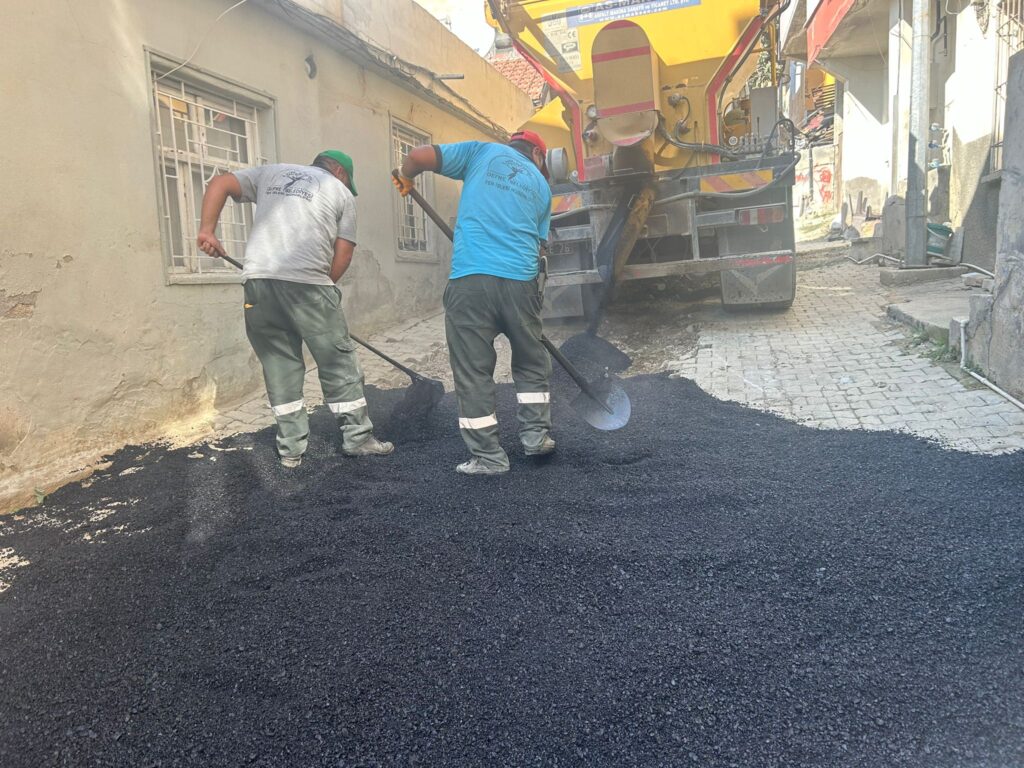 Defne Belediye Başkanı Halil İbrahim Özgün, ilçede sürdürülen asfaltlama çalışmalarının detaylarını paylaştı.