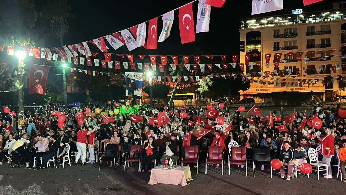 Hatay’ın Dörtyol ilçesinde, Cumhuriyet’in 101. yılı büyük bir coşkuyla kutlandı. Fener alayı etkinliği ile başlayan kutlamalarda, sanatçı Emre Avşar sahne alarak Dörtyollulara unutulmaz anlar yaşattı.