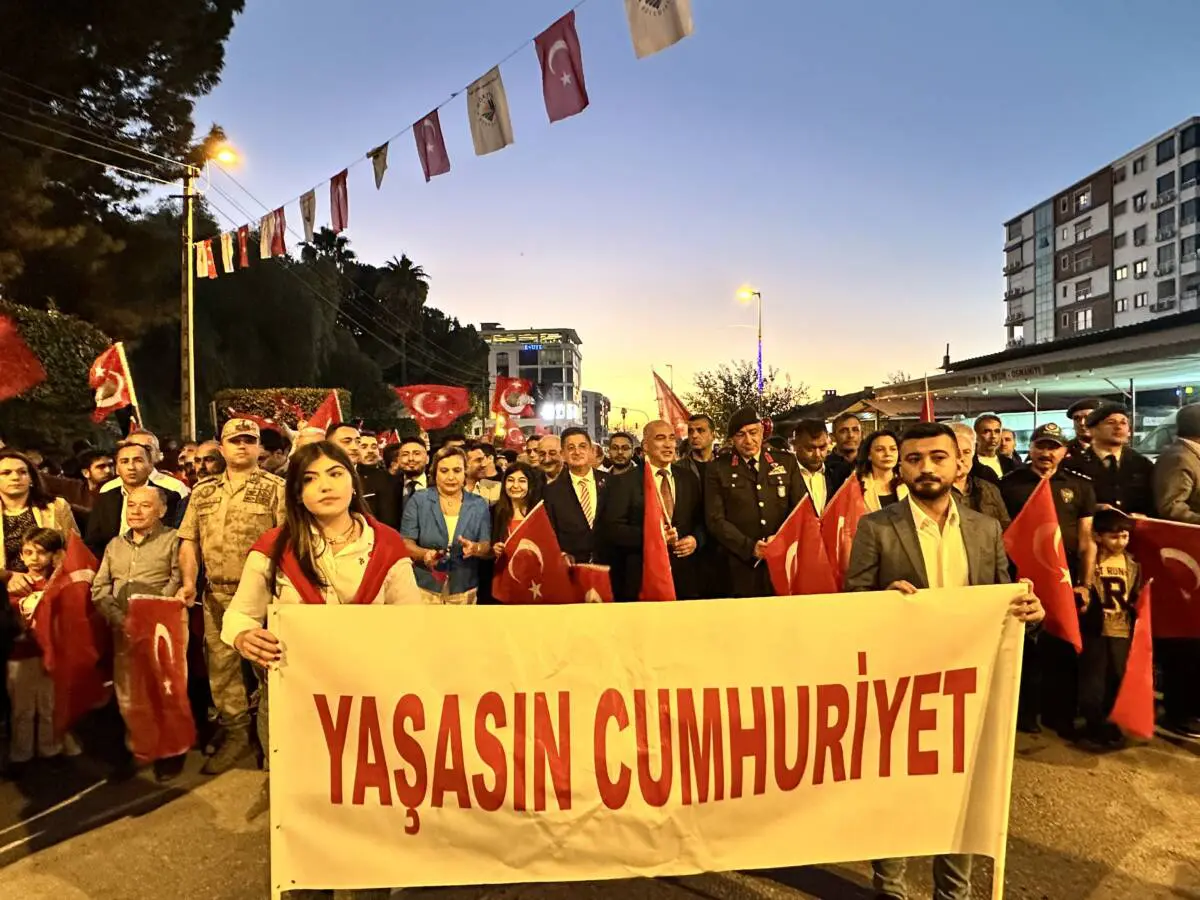 Hatay’ın Dörtyol ilçesinde, Cumhuriyet’in 101. yılı büyük bir coşkuyla kutlandı. Fener alayı etkinliği ile başlayan kutlamalarda, sanatçı Emre Avşar sahne alarak Dörtyollulara unutulmaz anlar yaşattı.