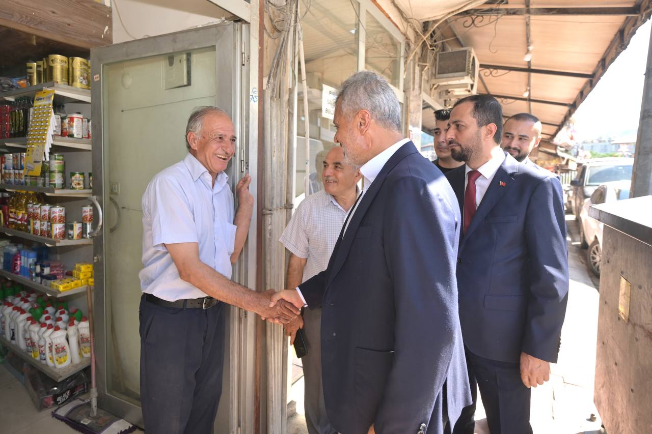 Hatay Büyükşehir Belediye Başkanı Mehmet Öntürk, Ekim Ayı Toplantısı öncesinde Yayladağı ilçesinde esnaf, muhtarlar ve şoförlerle bir araya gelerek ilçenin sorunlarını dinledi.