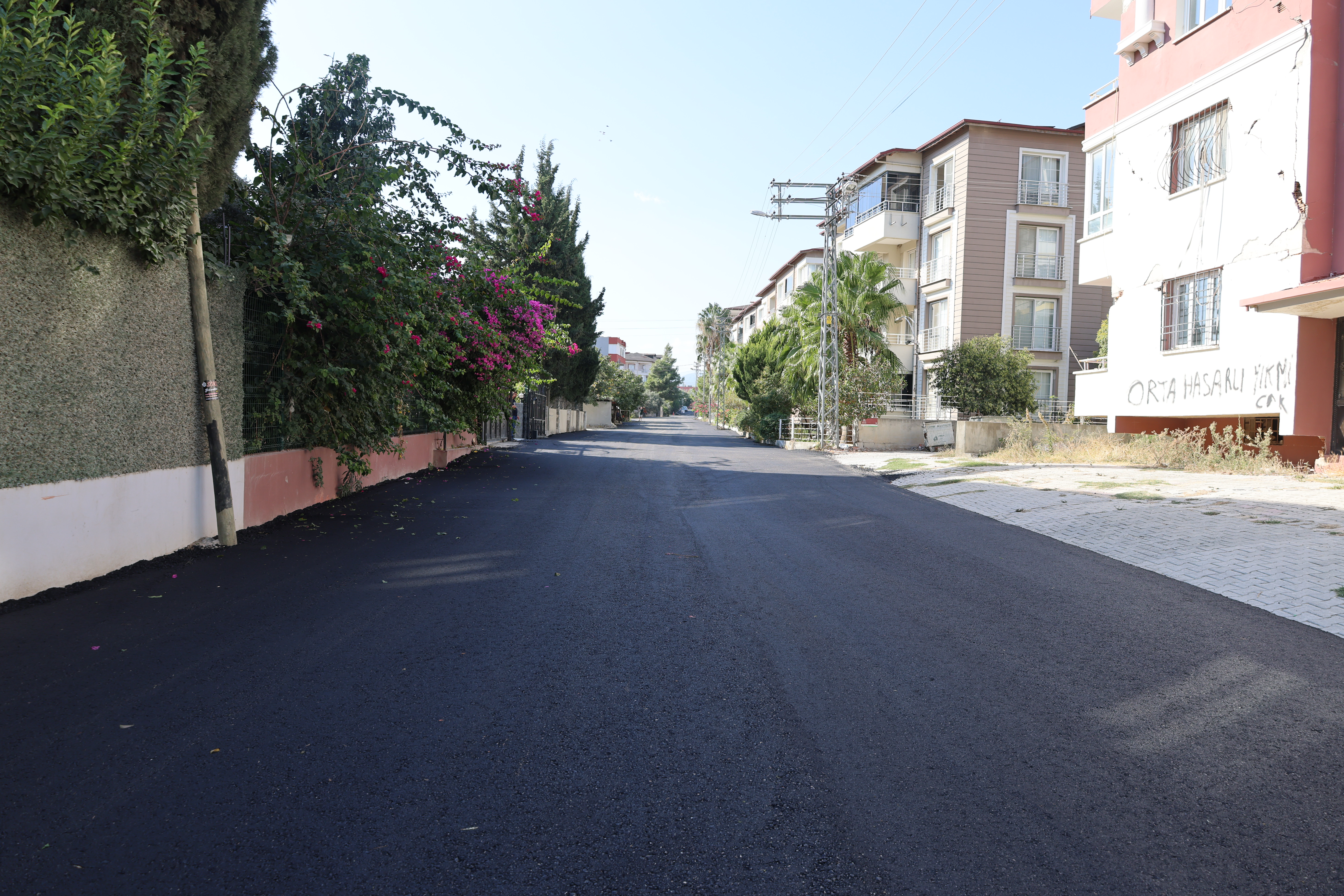 Hatay Büyükşehir Belediyesi, vatandaşların güvenli ve konforlu seyahat etmesi için il genelinde yol yapım ve bakım çalışmalarını sürdürüyor. 