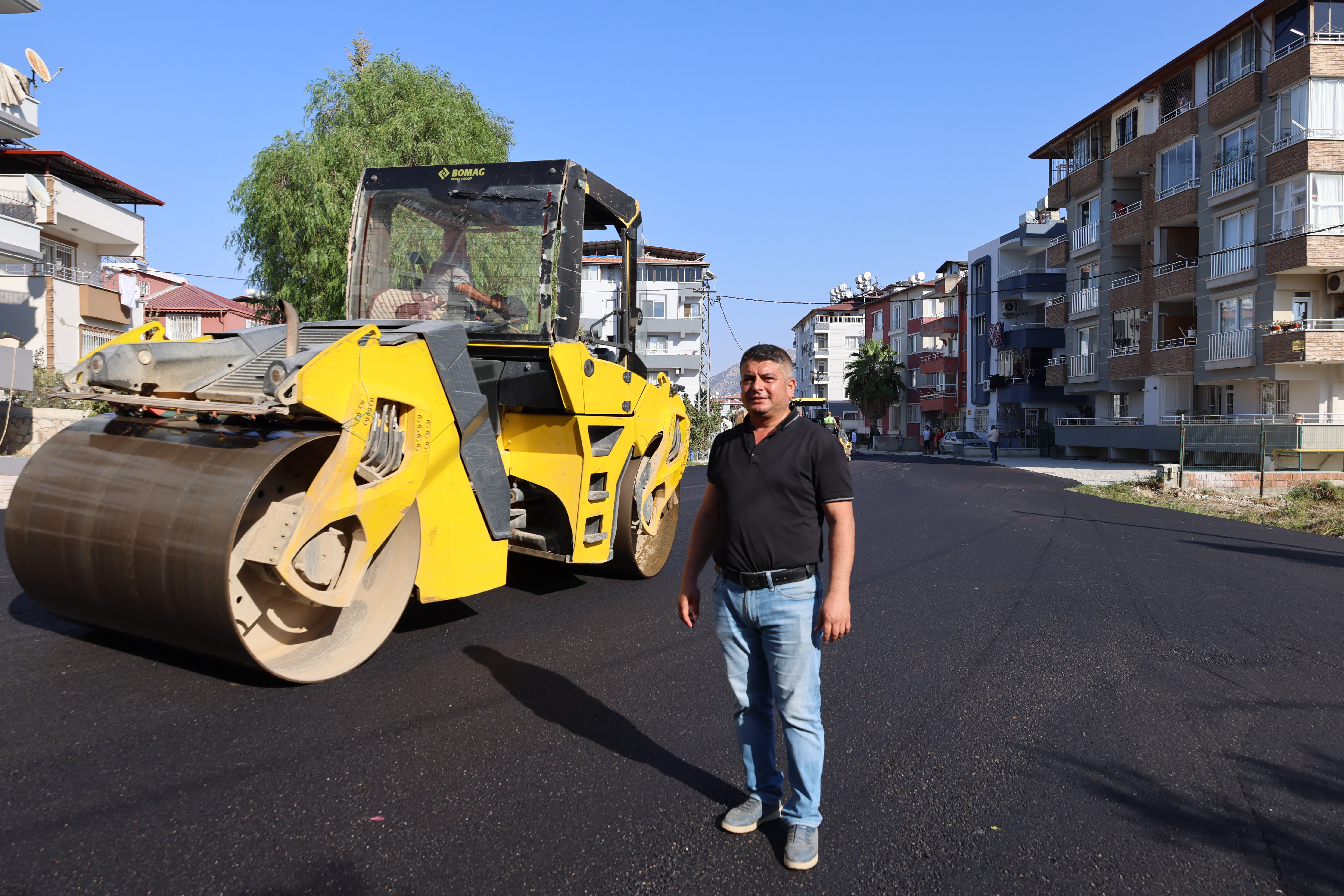 Hatay Büyükşehir Belediyesi, vatandaşların güvenli ve konforlu seyahat etmesi için il genelinde yol yapım ve bakım çalışmalarını sürdürüyor. 