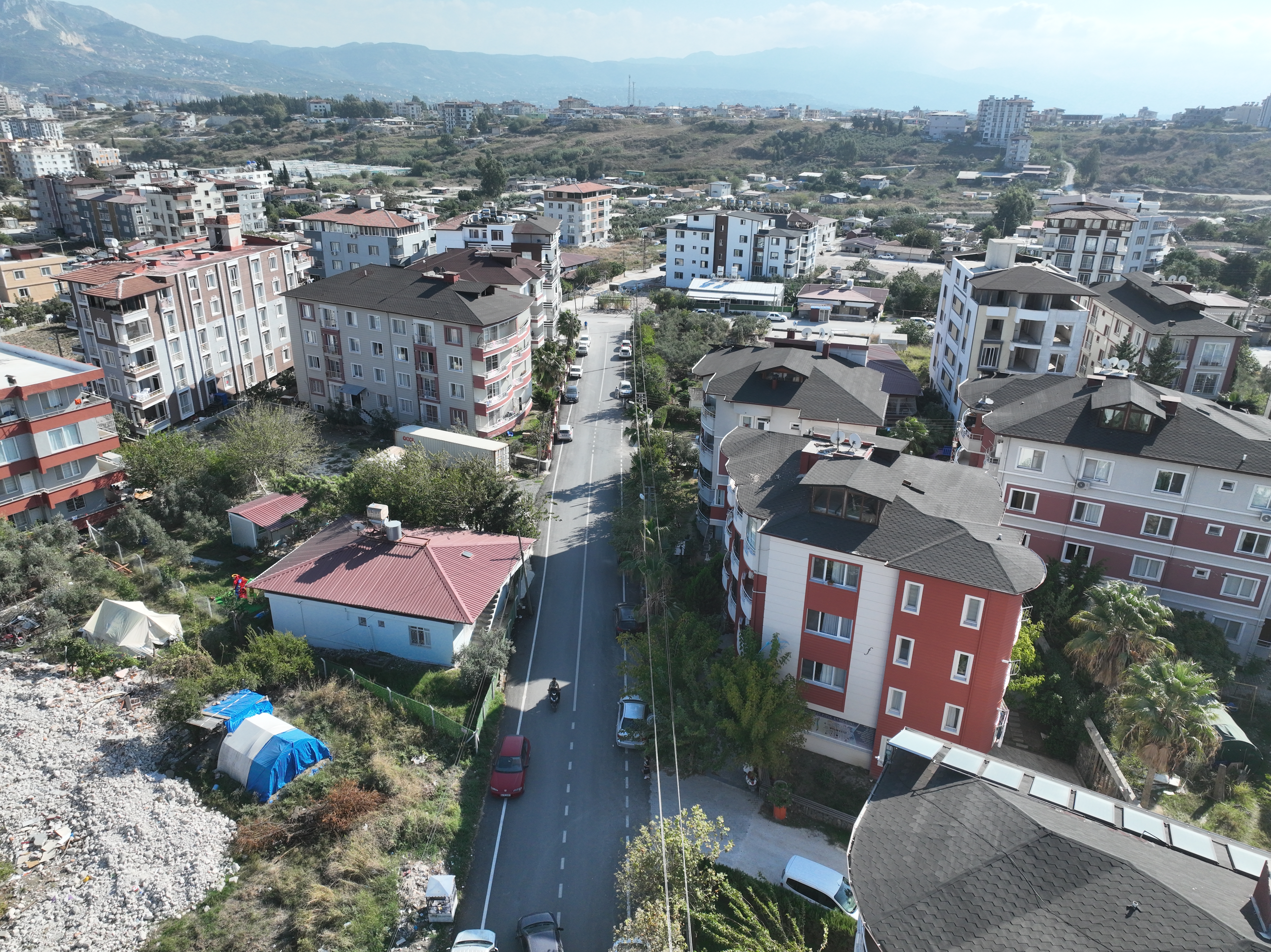 Hatay Büyükşehir Belediyesi, vatandaşların güvenli ve konforlu seyahat etmesi için il genelinde yol yapım ve bakım çalışmalarını sürdürüyor. 