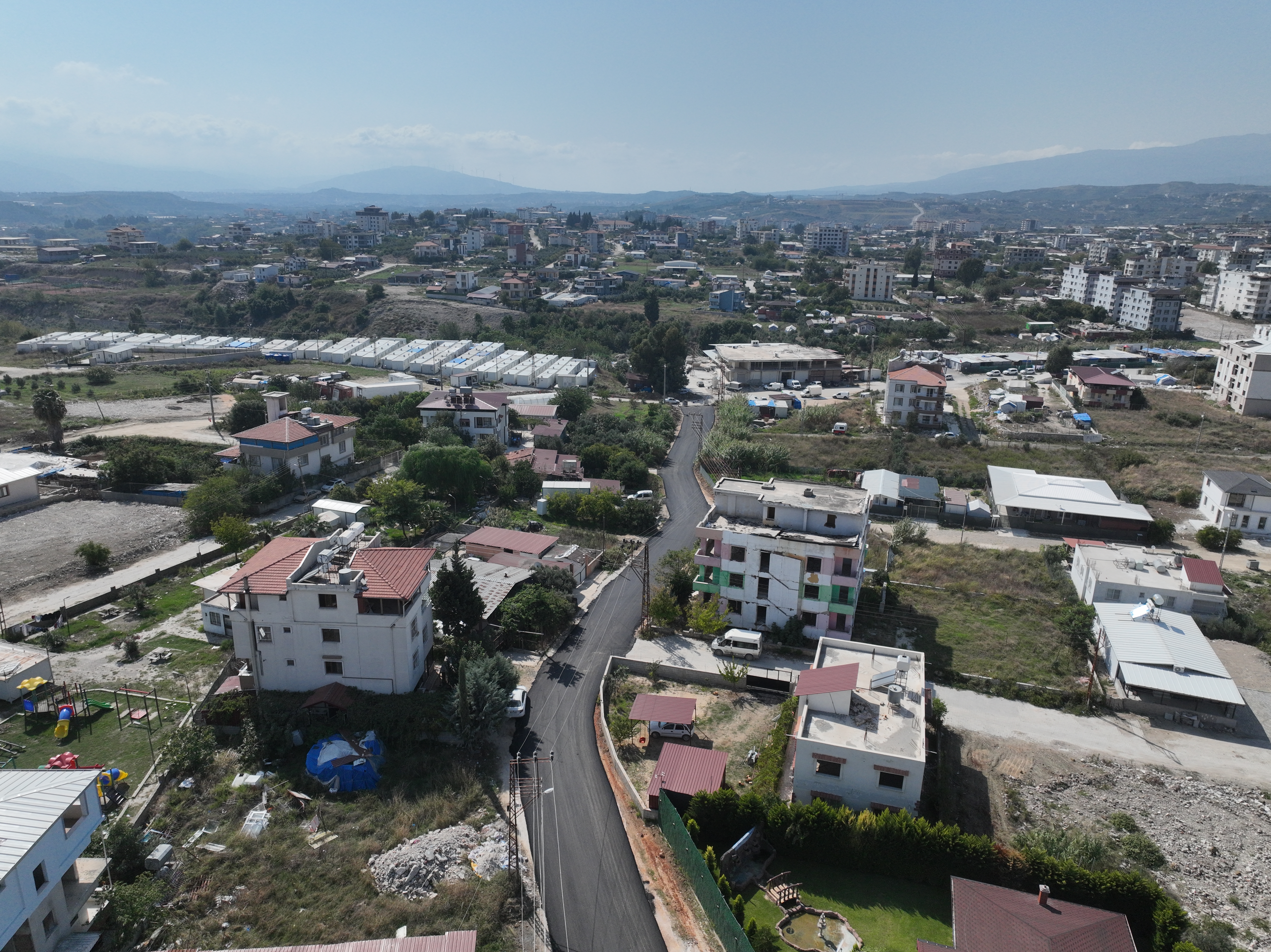 Hatay Büyükşehir Belediyesi, 15 ilçede sürdürdüğü kapsamlı yol çalışmalarıyla diğer büyükşehirleri geride bırakarak önemli bir başarıya imza atıyor. 