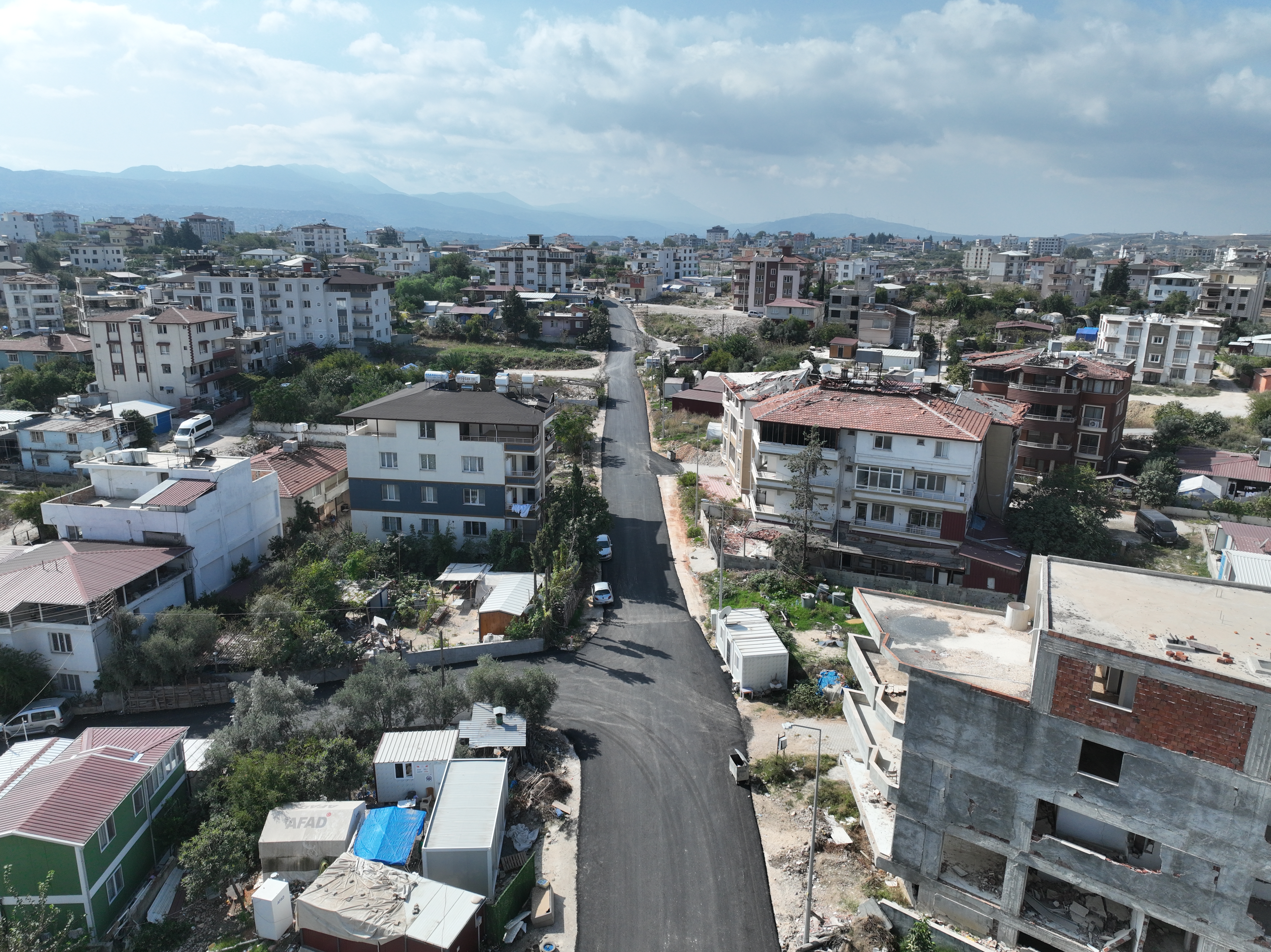 Hatay Büyükşehir Belediyesi, 15 ilçede sürdürdüğü kapsamlı yol çalışmalarıyla diğer büyükşehirleri geride bırakarak önemli bir başarıya imza atıyor. 