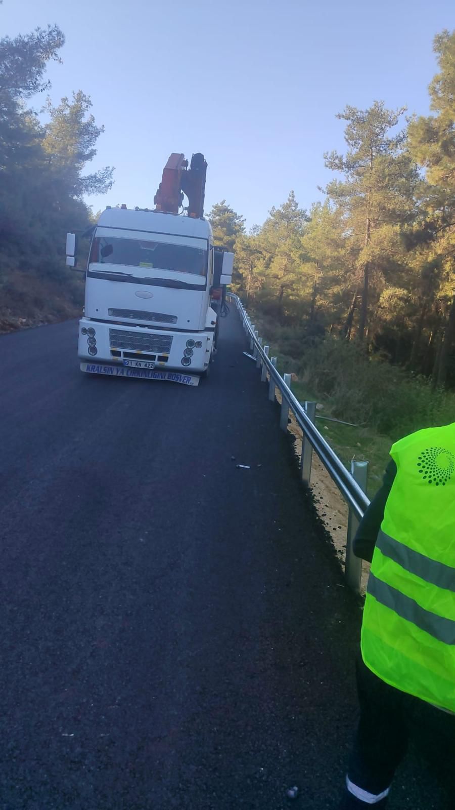 Hatay Büyükşehir Belediyesi, 15 ilçede yol yapım ve modernizasyon çalışmalarının yanı sıra, trafik güvenliğini artırmak için çelik otokorkuluk montajı gerçekleştiriyor.