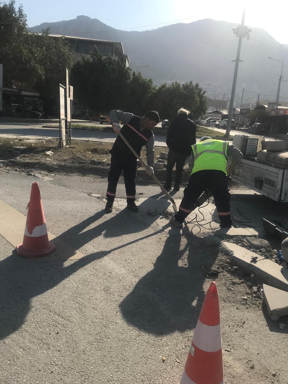 Hatay Büyükşehir Belediyesi, 15 ilçede yol yapım ve modernizasyon çalışmalarının yanı sıra, trafik güvenliğini artırmak için çelik otokorkuluk montajı gerçekleştiriyor.