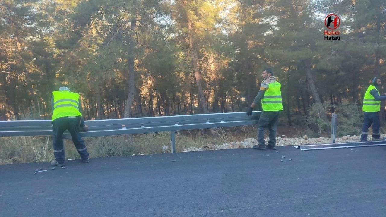 Hatay Büyükşehir Belediyesi, 15 İlçede Yol Güvenliği İçin Bariyer Montajına Devam Ediyor