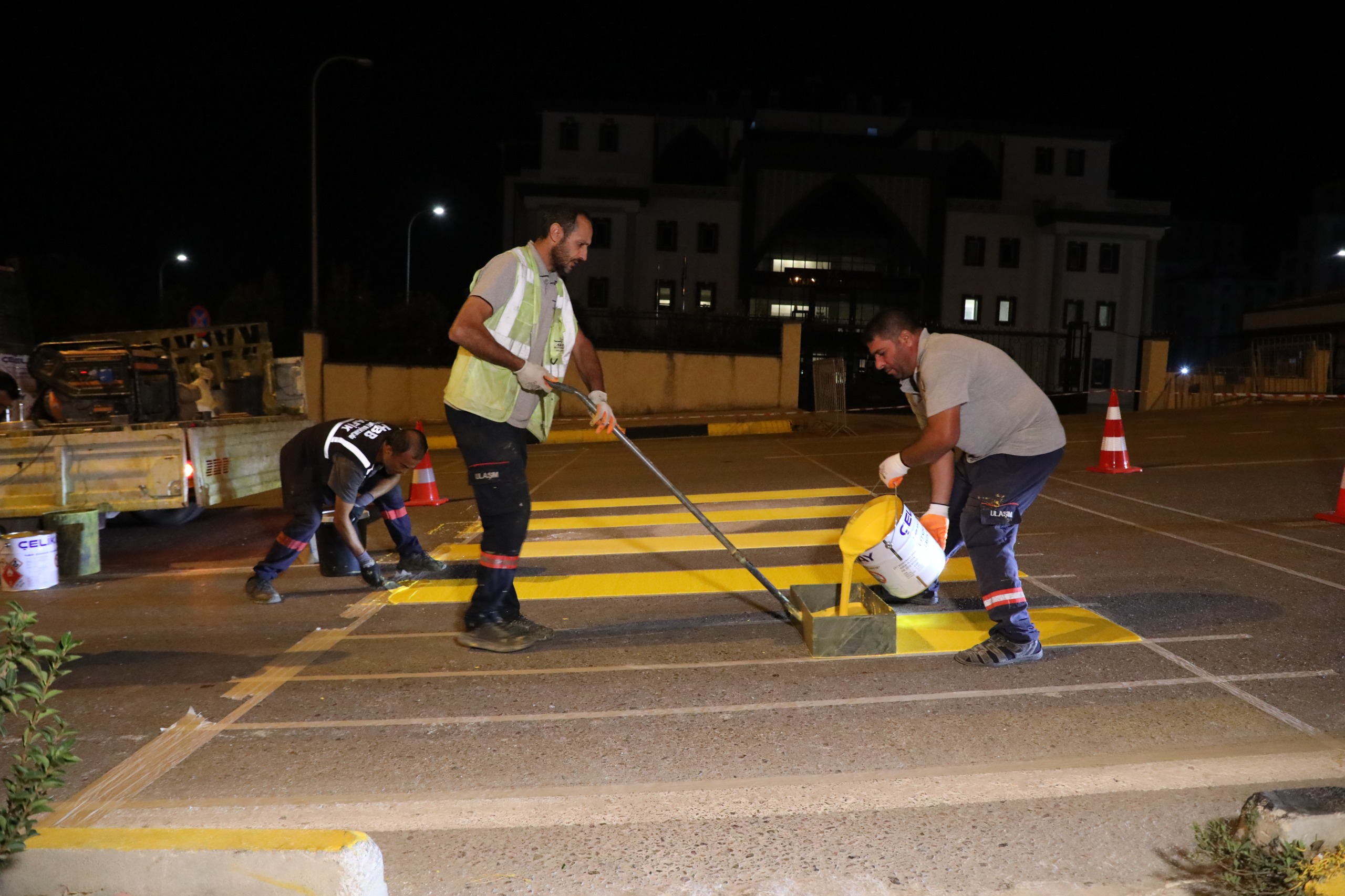 Hatay Büyükşehir Belediyesi, 6 Şubat depremleri sonrası kenti yeniden inşa etme hedefiyle 7/24 hizmet sunmaya devam ediyor. 