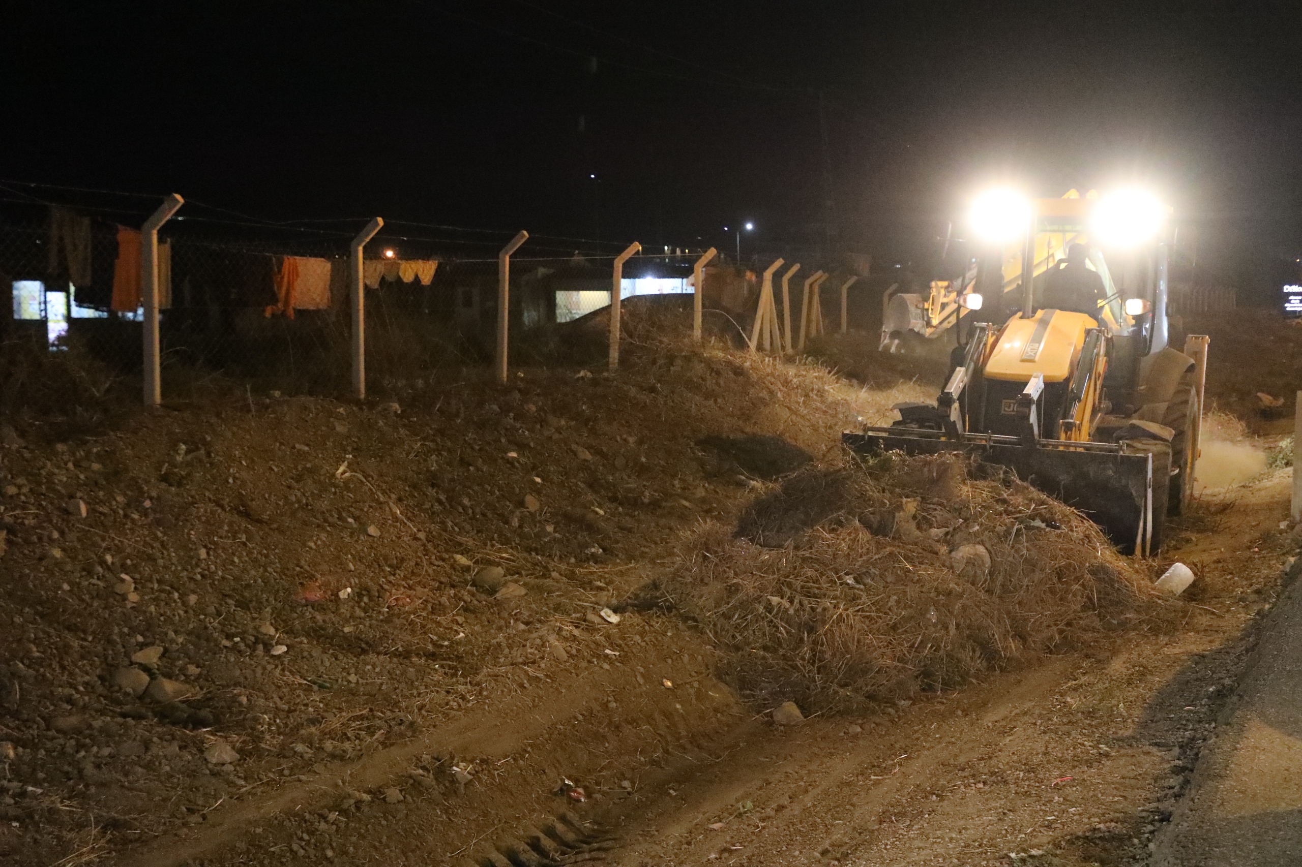 Hatay Büyükşehir Belediyesi, 6 Şubat depremleri sonrası kenti yeniden inşa etme hedefiyle 7/24 hizmet sunmaya devam ediyor. 