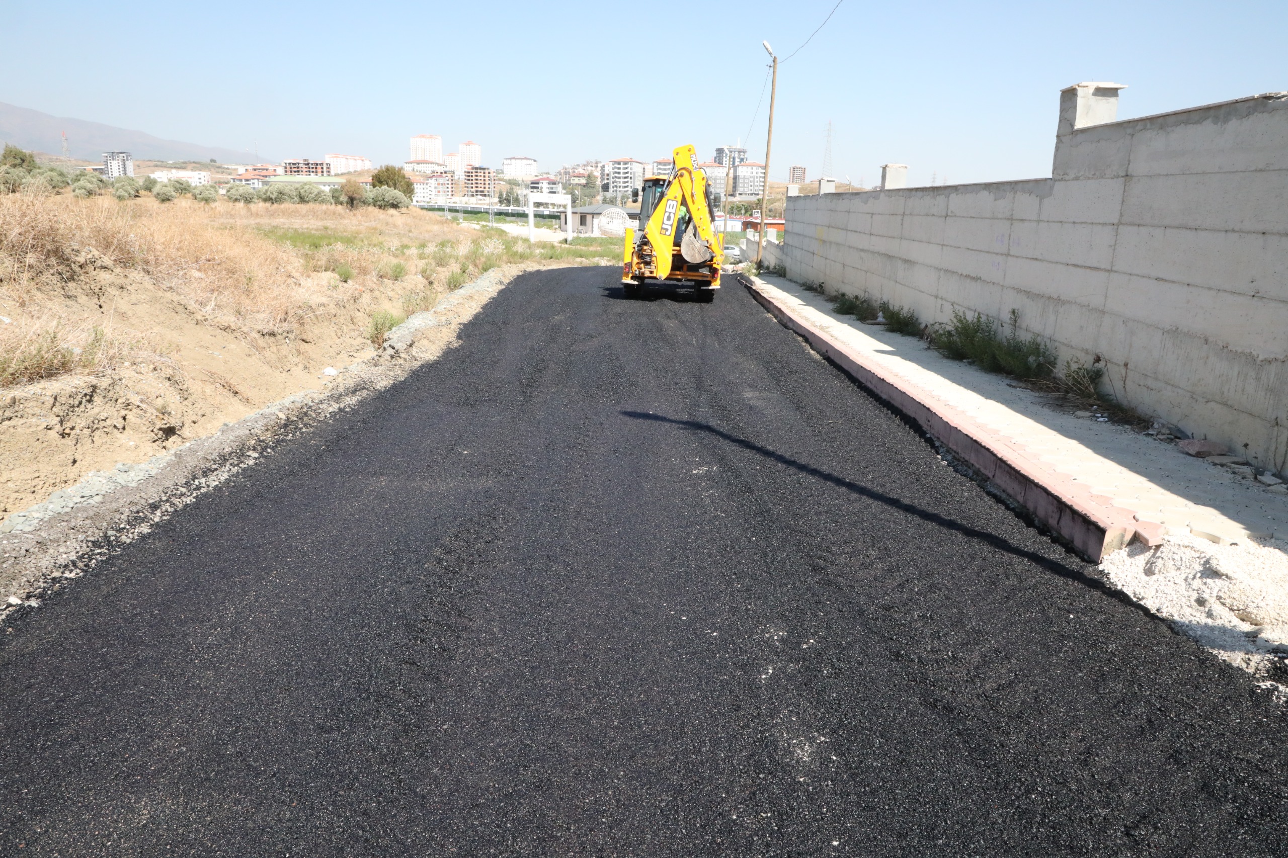 Hatay Büyükşehir Belediyesi, 1000 km asfalt hedefini aşarak 1400 km'ye çıktı. Alahan Mahallesi ve Defne TOKİ AFAD Konaklama Merkezi'nde asfalt çalışmaları tamamlandı.