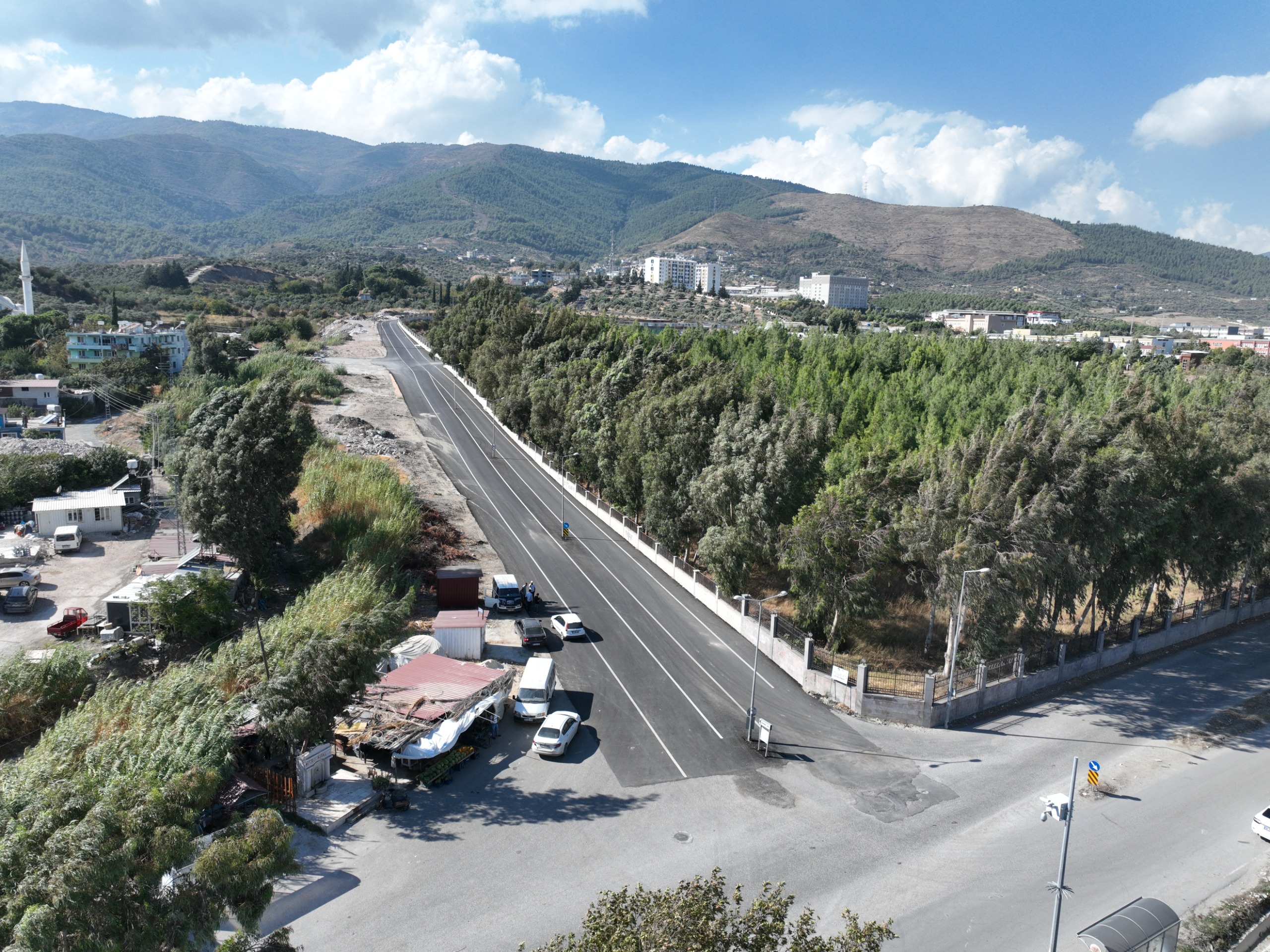 Hatay Büyükşehir Belediyesi, 1000 km asfalt hedefini aşarak 1400 km'ye çıktı. Alahan Mahallesi ve Defne TOKİ AFAD Konaklama Merkezi'nde asfalt çalışmaları tamamlandı.