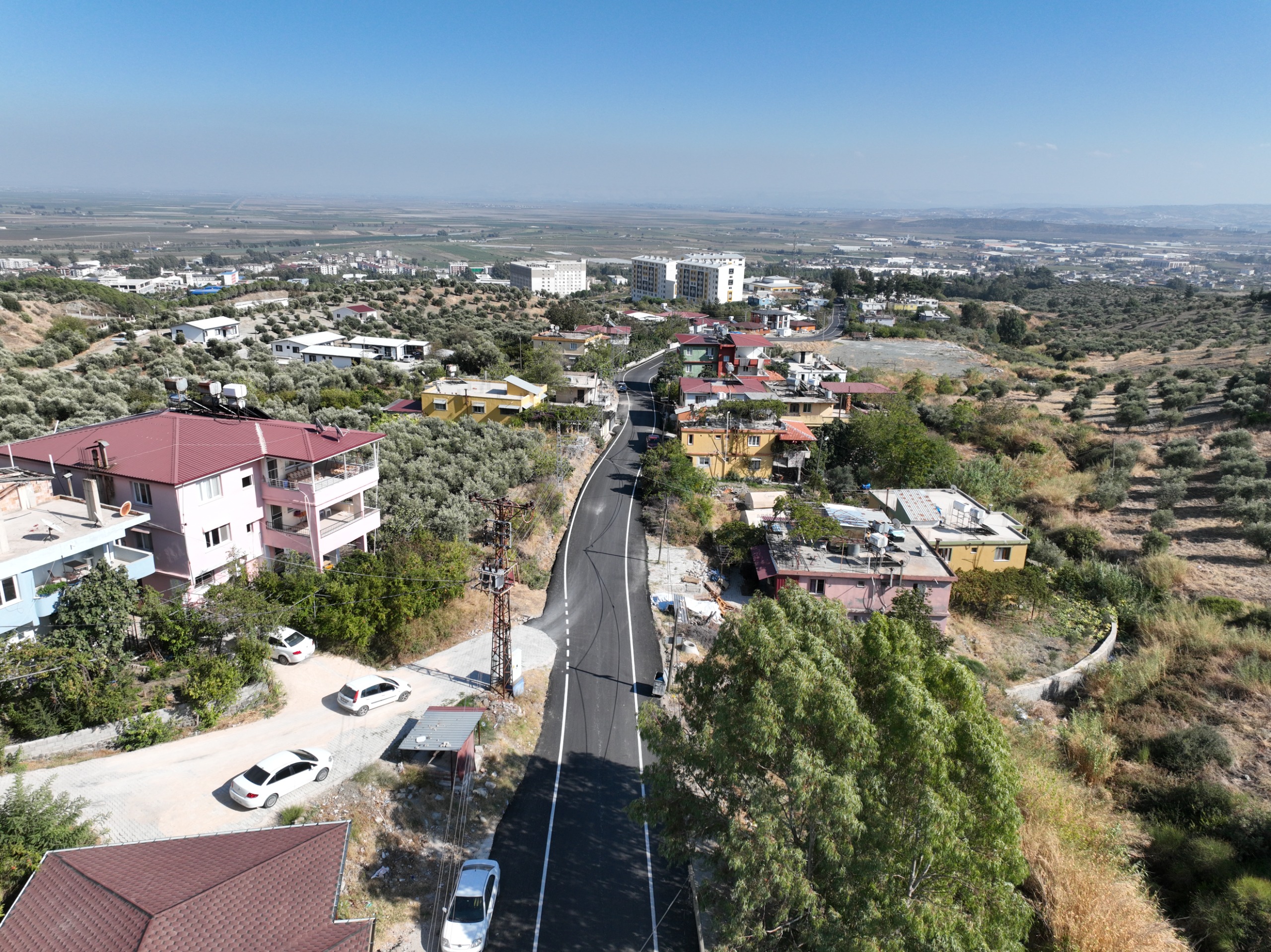 Hatay Büyükşehir Belediyesi, 1000 km asfalt hedefini aşarak 1400 km'ye çıktı. Alahan Mahallesi ve Defne TOKİ AFAD Konaklama Merkezi'nde asfalt çalışmaları tamamlandı.