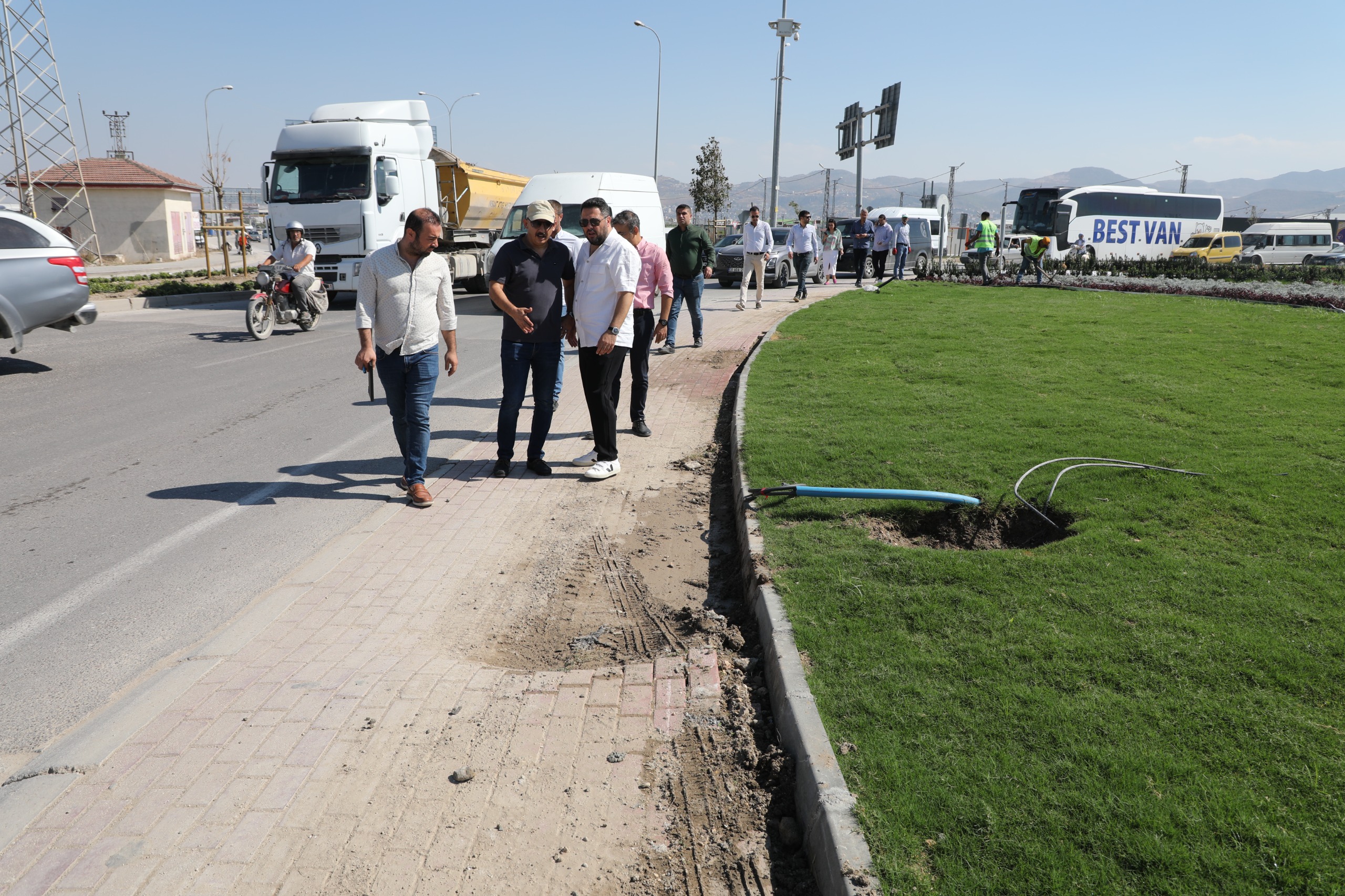 Hatay Büyükşehir Belediyesi, 6 Şubat depremlerinin ardından kentin yeniden inşası için sahada tespit ve çözüm çalışmalarını sürdürüyor. 