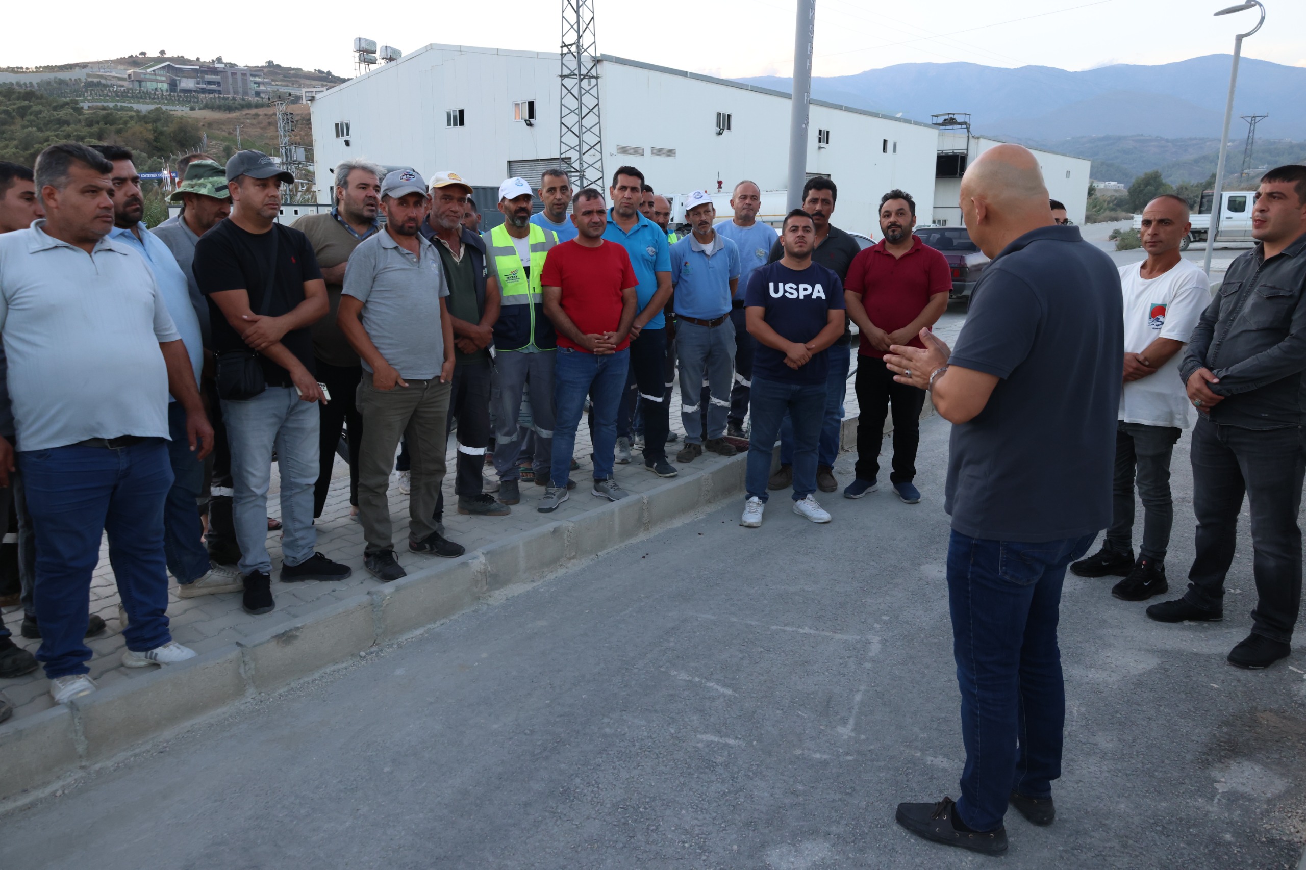 Hatay Büyükşehir Belediyesi, 6 Şubat depremlerinin ardından kentin yeniden inşası için sahada tespit ve çözüm çalışmalarını sürdürüyor. 