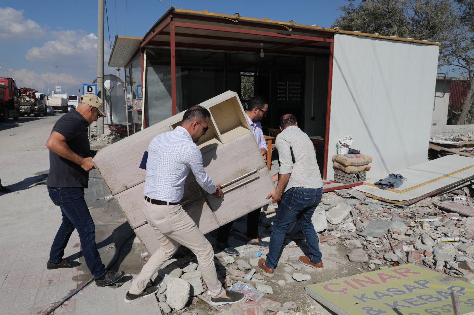 Hatay Büyükşehir Belediyesi, 6 Şubat depremlerinin ardından kentin yeniden inşası için sahada tespit ve çözüm çalışmalarını sürdürüyor. 