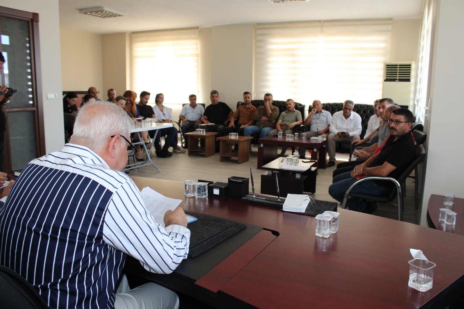 Hatay Büyükşehir Belediyesi, "Hatay Ayağa Kalkıyor" parolasıyla 15 ilçede yeniden inşa ve ihya amacıyla muhtarlarla istişare toplantıları düzenliyor. 